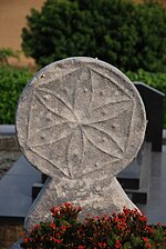 Scheibenförmige Grabstelen auf dem Friedhof von Saint-Martin-d’Arberoue