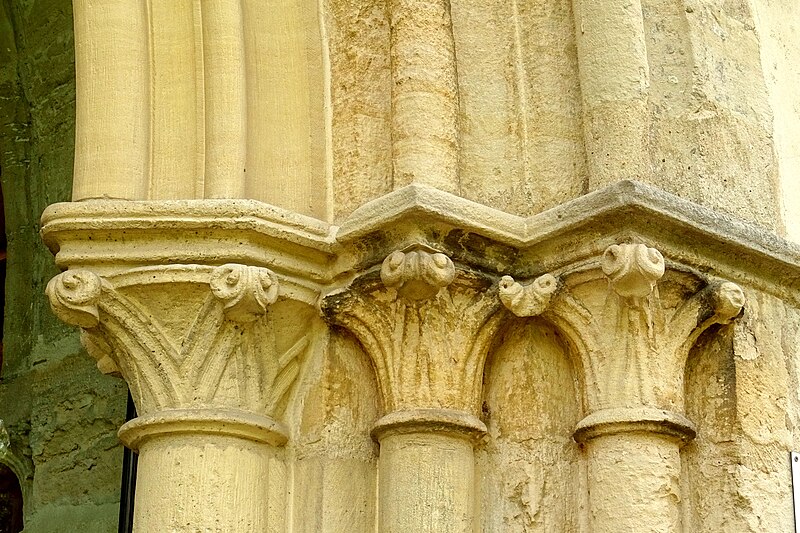 File:Saint-Ouen-l'Aumône (95), abbaye de Maubuisson, salle capitulaire, chapiteaux de la baie à gauche de la porte 2.jpg