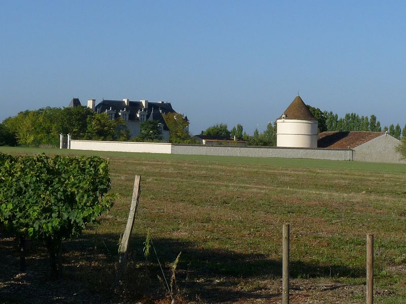 File:Salignac17 chateau garde.JPG