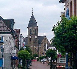 Schermbeck – Mittelstraße mit der Kath. Kirche St. Ludgerus - panoramio