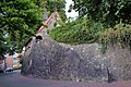 Das Ehrenmal für die Gefallenen des ersten und zweiten Weltkriegs in der Feldsteinmauer mit der dazugehörigen Kapelle.