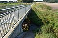 Impressionen der Buckener Au an der Landesstrasse L 123. Die Fussgängerbrücke neben der Landesstrasse.