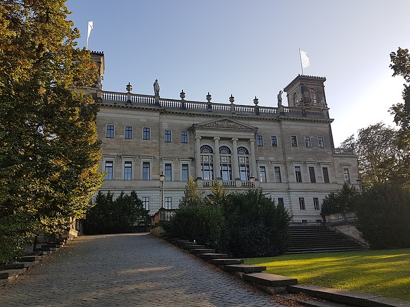 File:Schloss Albrechtsberg Dresden mit Teil der Zufahrtsrampe links.jpg