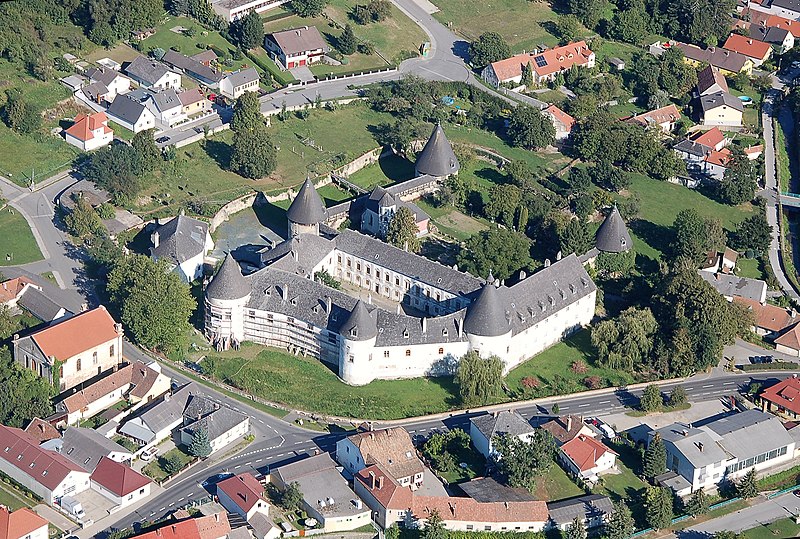 File:Schloss Kobersdorf.JPG