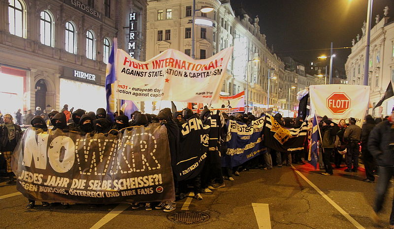 File:Schwarzer Block zu Besuch in Wien.JPG