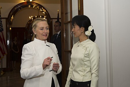 Tập_tin:Clinton_talking_with_Suu_Kyi.jpg