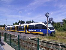 Zug der NWB auf der Strecke der Senne-Bahn im Hövelhofer Bahnhof