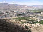 Lhasa ligger i en dalgång i Tibet.