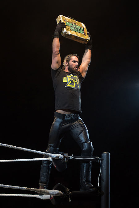 ไฟล์:Seth_Rollins_holds_Money_in_the_Bank_briefcase_at_a_WWE_house_show_in_January_2015.jpg
