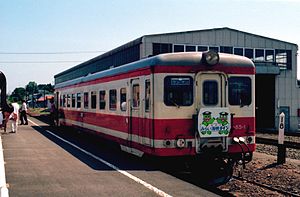 大畑駅に停車するキハ85-1（1996年8月）