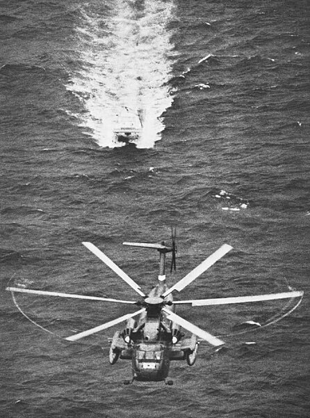 Datei:Sikorsky RH-53D towing minesweeping gear.jpg