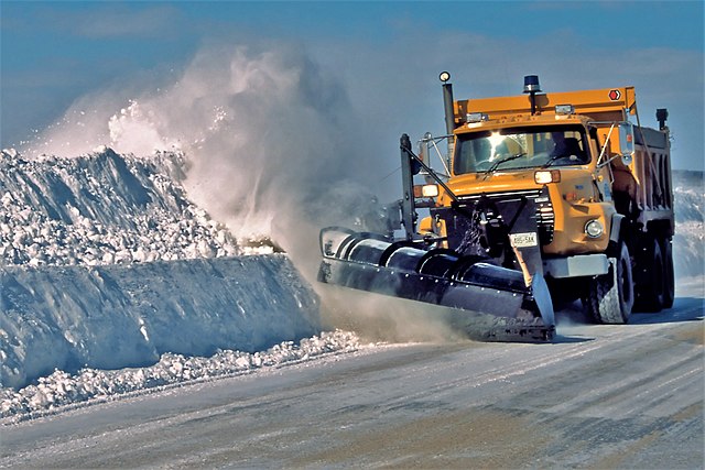 Camion Chasse-neige Avec Épandeur De Sel À L'autoroute Banque D