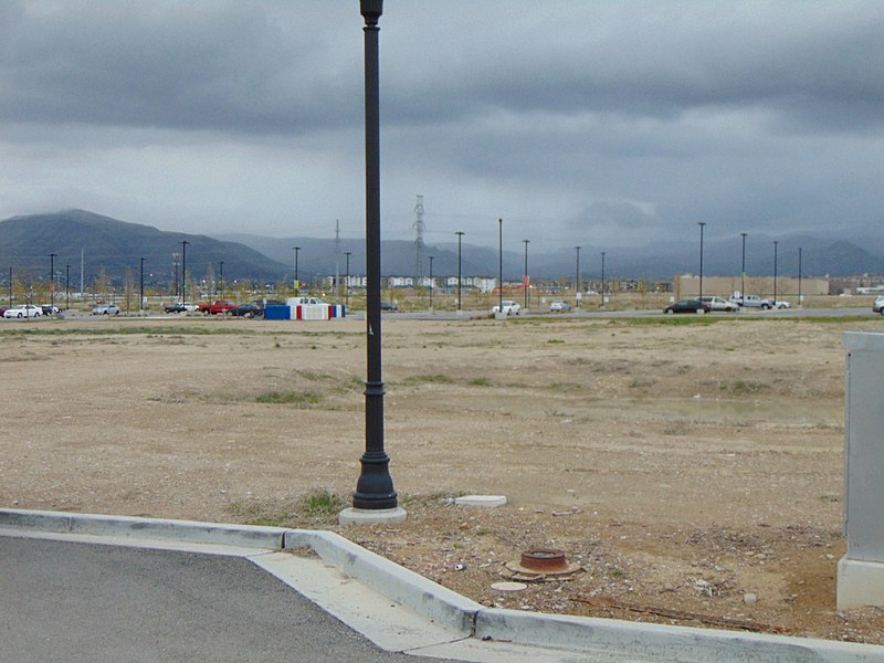 File:South at Daybreak Parkway station Park & Ride lot, Apr 16.jpg