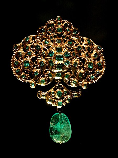 File:Spanish jewellery-Gold and emerald pendant at VAM-01.jpg