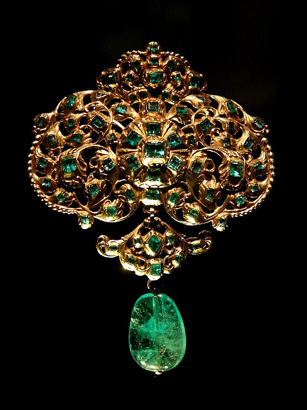 Image: Spanish jewellery Gold and emerald pendant at VAM 01