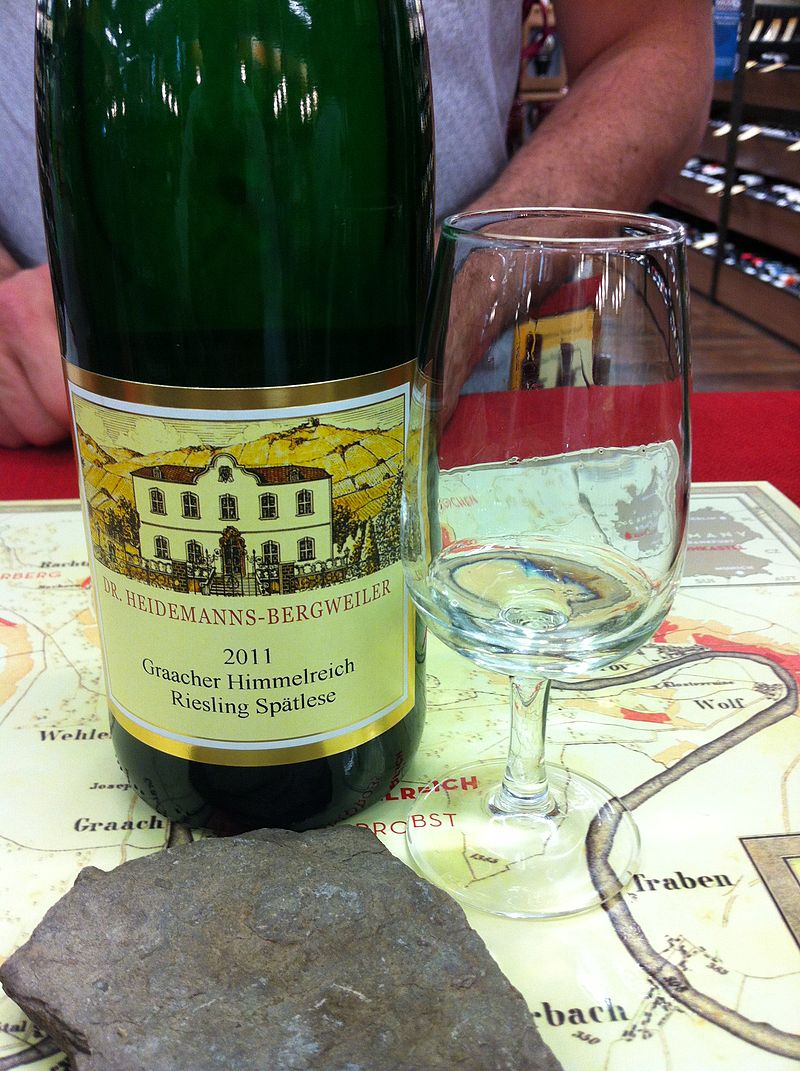 https://upload.wikimedia.org/wikipedia/commons/thumb/7/74/Spatlese_Riesling_from_Mosel.jpg/800px-Spatlese_Riesling_from_Mosel.jpg