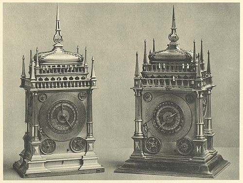 Zwei astronomische Stutzuhren in glatten architektonisch aufgebauten Gehäusen aus vergoldetem Kupfer, Augsburger Arbeiten der Mitte des 17. Jahrhunderts