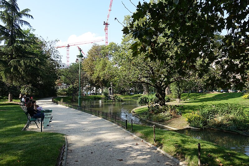 File:Square des Batignolles @ Paris (29799762671).jpg