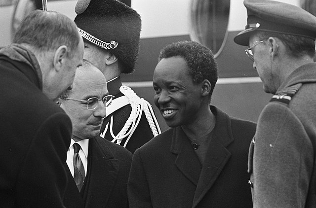 Minister of Foreign Affairs Joseph Luns, Prime Minister Jo Cals, President of Tanzania Julius Nyerere and Prince Bernhard at Soesterberg Air Base on 2