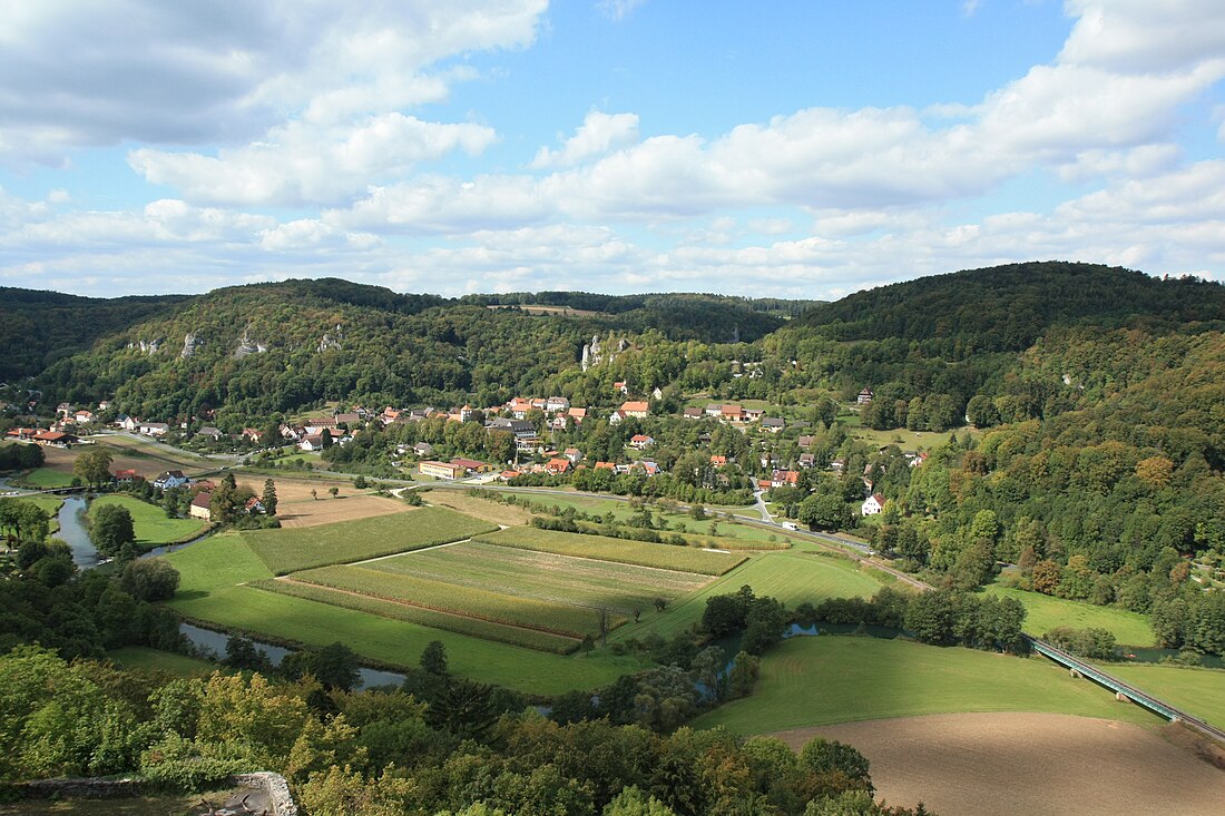 File:Stadt und Burgfelsen Streitberg.JPG