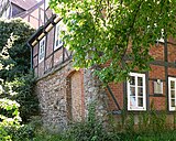 Stadt­mauer­fragment von 1530 mit angesetztem Haus von 1600