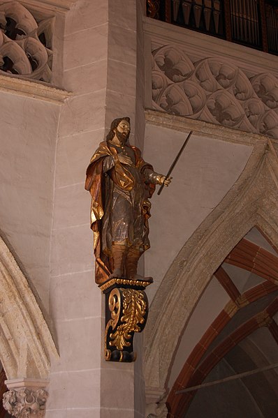 File:Stadtpfarrkirche Braunau am Inn Statue I.JPG