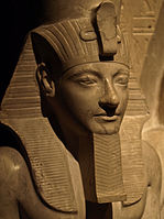 Sau cái chết của Ay, Horemheb lên làm vua giả. Như một người bình thường, ông đã phục vụ như là một tể tướng lớn của Tutankhamun và Ay. Horemheb xúi giục một chính sách có tên là damnatio memoriae để chống lại tất cả mọi người có liên quan với thời kỳ Amarna. Ông đã kết hôn với em gái của Nefertiti, Mutnodjmet, người đã chết trong khi sinh con. Khi không có người thừa kế ngai vàng, ông đã bổ nhiệm tể tướng của mình, Paramessu làm người kế nhiệm ông.