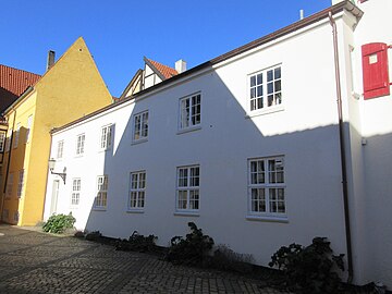 The low building from the 20th century between the northeastern side wing and the warehouse