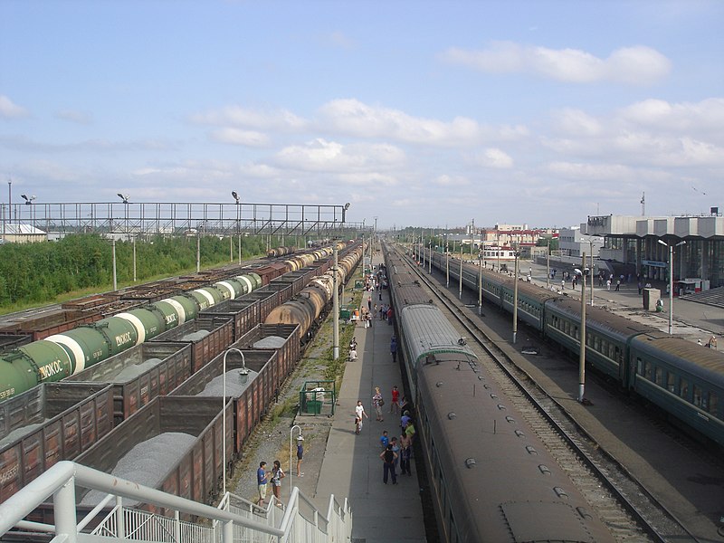 File:Surgut railway station.jpg