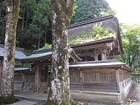 本殿 これまでに4度建て替えられており、現在の本殿は宝暦5年（1775年）の播州の宮大工による造営。二間社流造檜皮葺。京都府の登録文化財。