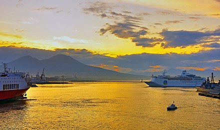Port i Wezuwiusz o wschodzie słońca