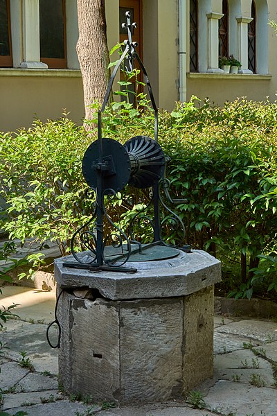 File:The well of Petraki Monastery on May 23, 2022.jpg