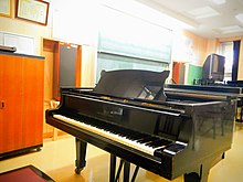 音楽室のスタインウェイ製グランドピアノ