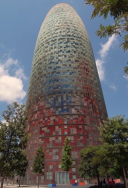 File:Torre Agbar), El Parc i la Llacuna del Poblenou.jpg