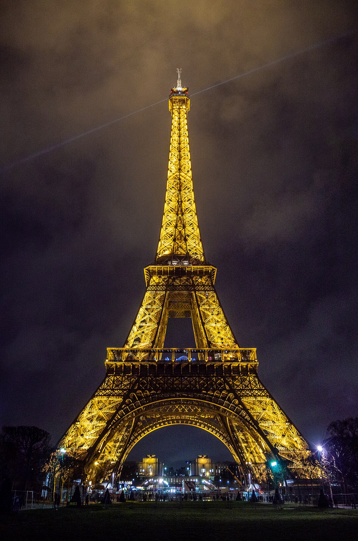 File:Eiffel Tower in Las Vegas (Paris) at night.jpg - Wikimedia Commons