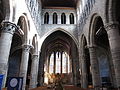 Nef de style gothique scaldien de l'église Saint-Jacques de Tournai, contrastant avec le chœur de style gothique rayonnant.