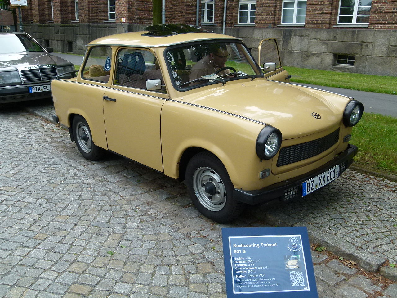 File:Green tuned Trabant 601 during the Tuning Show 2009.jpg - Wikimedia  Commons