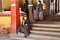 Tradruk Lhakhang-16-Frau mit Gebetsmuehle und Kette-2014-gje.jpg