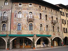 Trentiner Mauern auf der Piazza Duomo 20060117.jpg