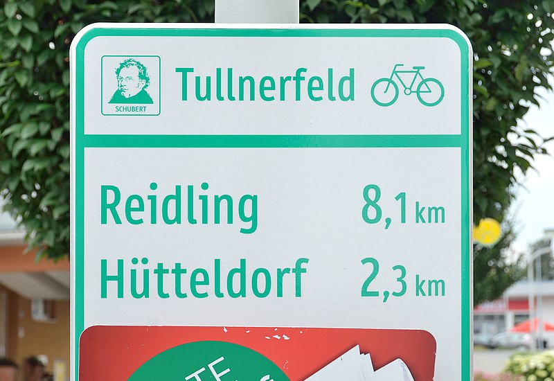 File:Tullnerfeld cycling route sign, Heiligeneich.jpg