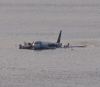 Nach der erfolgreichen Notwasserung erwarten die Passagiere die Ankunft der Rettungsboote