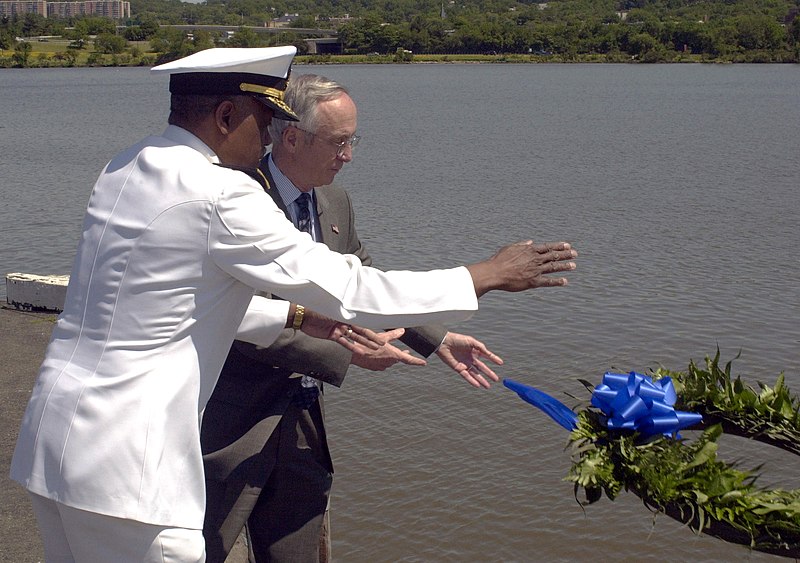 File:US Navy 020522-N-5101M-004 Memorial Service Ceremony.jpg