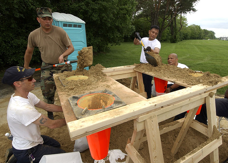 File:US Navy 040525-N-5576W-001 Builder 1st Class Sean Rigg, assigned to Construction Battalion Unit 401 (CBU-401), Naval Station Great Lakes, upper left, helps speed up the sand bagging process.jpg