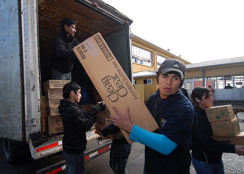 File:US Navy 110612-N-ZI300-043 Volunteers at a shelter for evacuees of an eruption of Mount Puyehue unload supplies and donations from Project Handclas.jpg