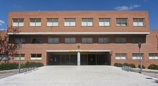 Universidad de Alcalá (RPS 04-09-2011) Facultad de Medicina, entrada principal.jpg