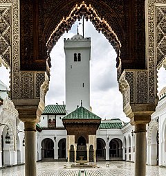 Caminin avlusu ve minaresi