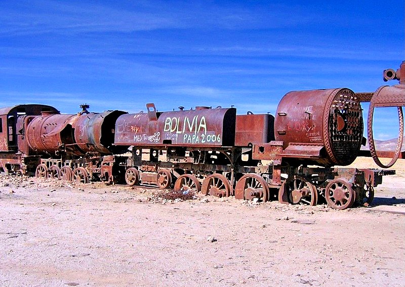 File:Uyuni, cimetière des locomotives.jpg