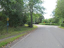 Korsveje i Bärebergs kirkeby. 
 Den gamle landevej lige frem.