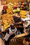 Vendedora de frutas en el mercado de pillaro.jpg