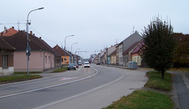 File:Veselí nad Lužnicí, třída Čs. armády, od školy k nádraží.jpg